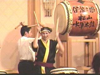 Welcome Party for Sacramento 'Taiko Group'!
Mayor Nakamura joined in the Taiko performance.
Apr. 2, 2002